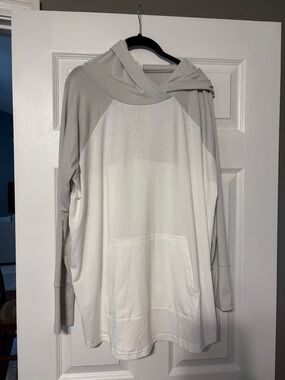 LuLaRoe Two-Tone Gray and White Hooded Pullover Amber style